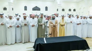 سعود بن صقر يؤدي صلاة الجنازة على جثمان الشيخة شمسة بنت سعيد الكتبي